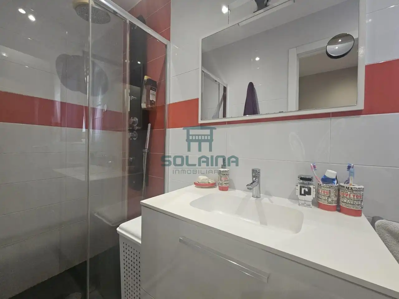 Badezimmer von Einfamilien-Reihenhaus zum Verkauf in Coles mit Heizung, Privatgarten und Möbliert