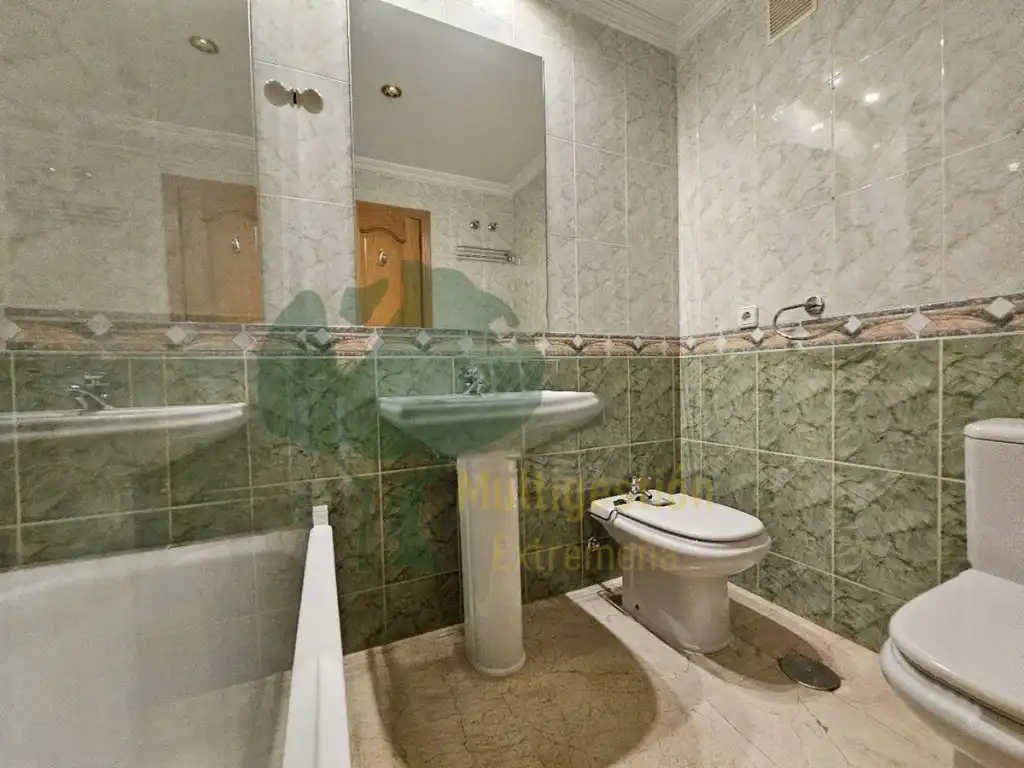 Bathroom of Duplexes for rent in Cáceres