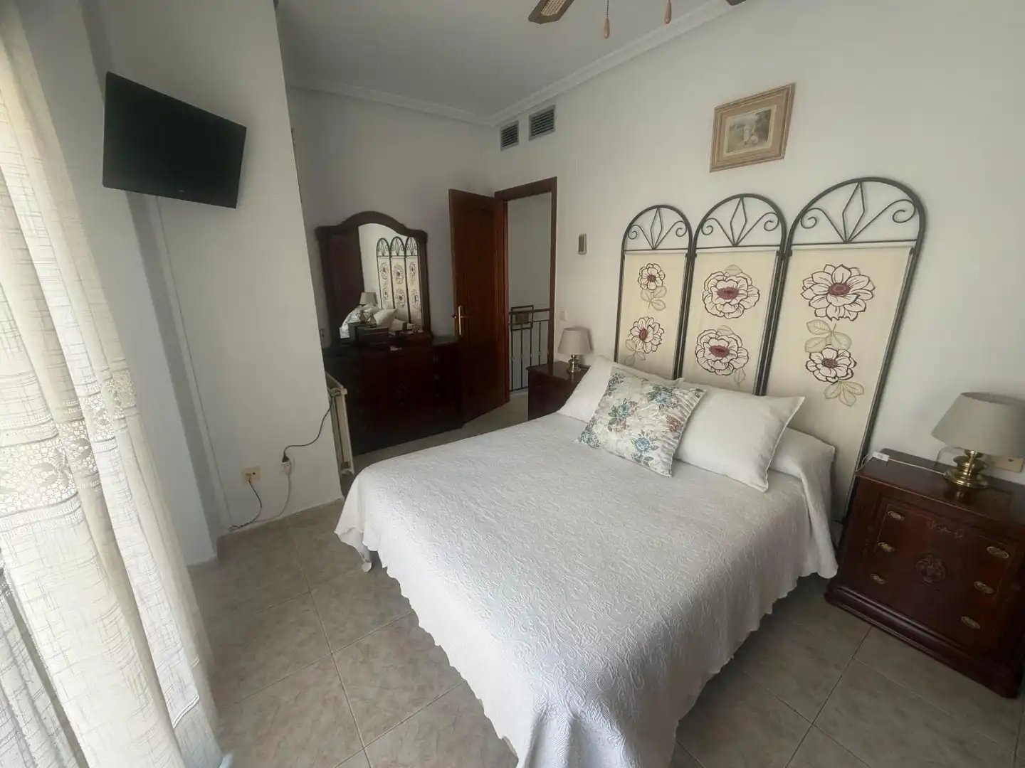 Habitación de Casa adosada en venta en Cáceres con Terraza, Trastero y Amueblado