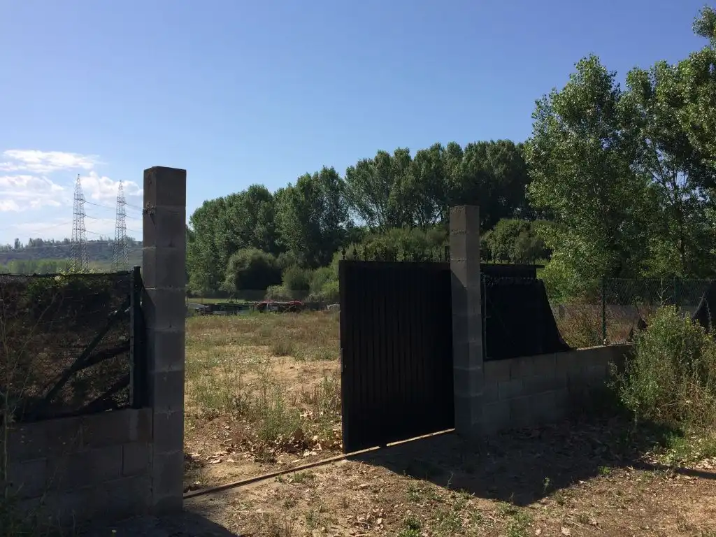 Finca rústica en venta en Cubillos del Sil con Jardín privado, Terraza y Amueblado