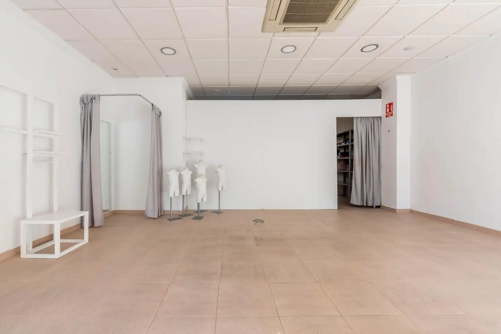 Locale commerciale in vendita a Calle Real, imagen 2