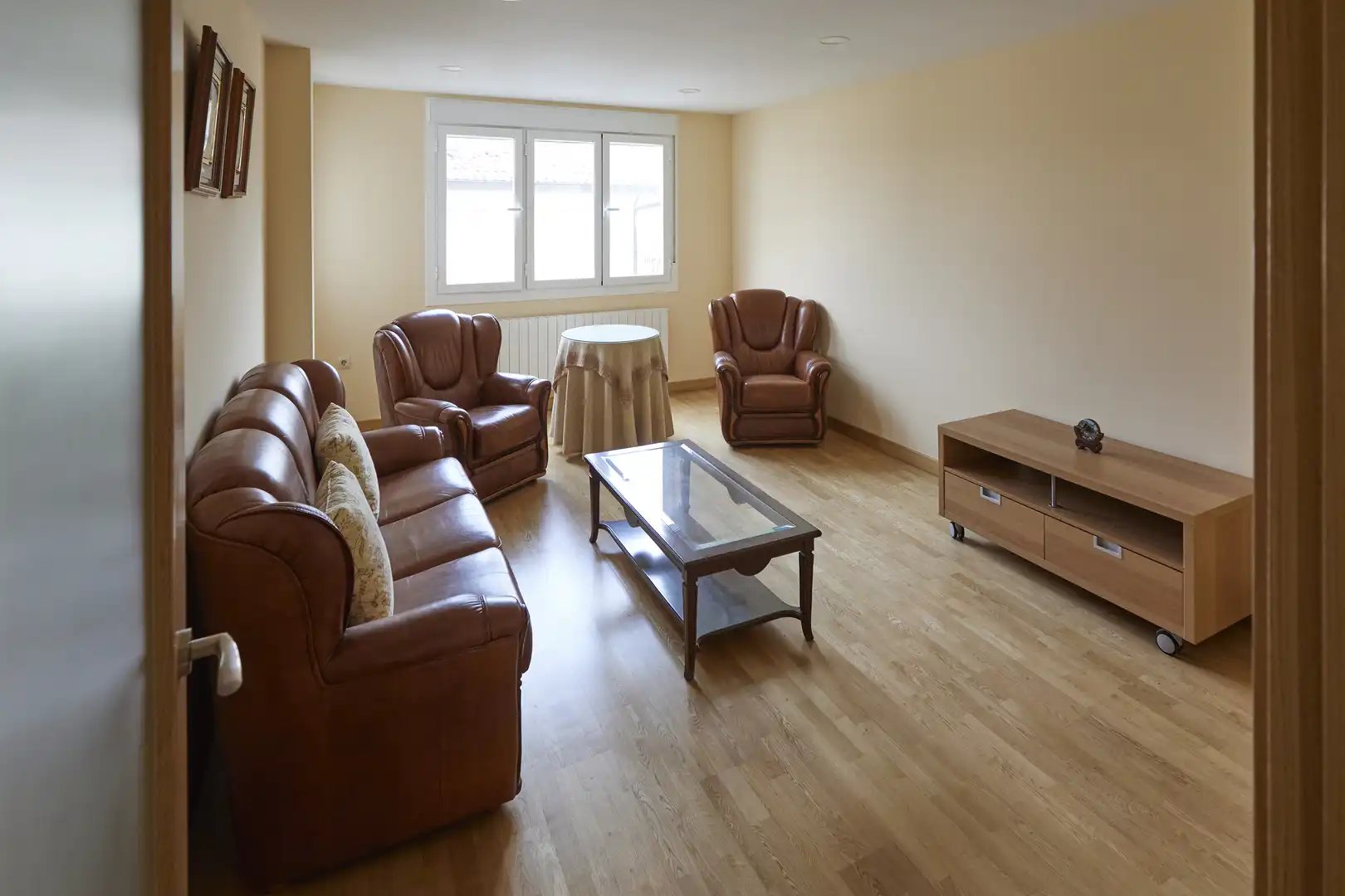 Sala d'estar de Casa adosada en venda en Rincón de Soto amb Calefacció, Parquet i Terrassa