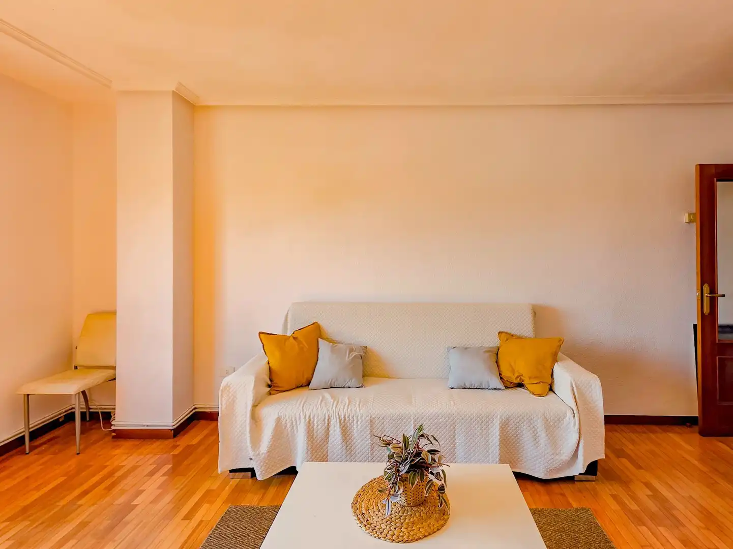 Sala de estar de Piso en venta en  Logroño con Calefacción, Trastero y Piscina comunitaria