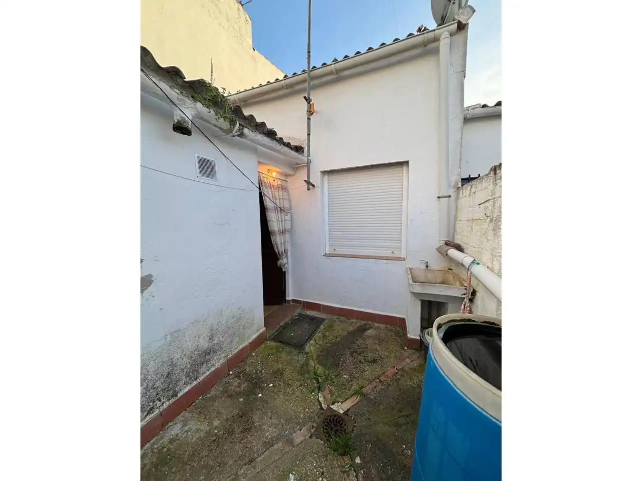Vista exterior de Casa o xalet en venda en San Bartolomé de la Torre amb Jardí privat