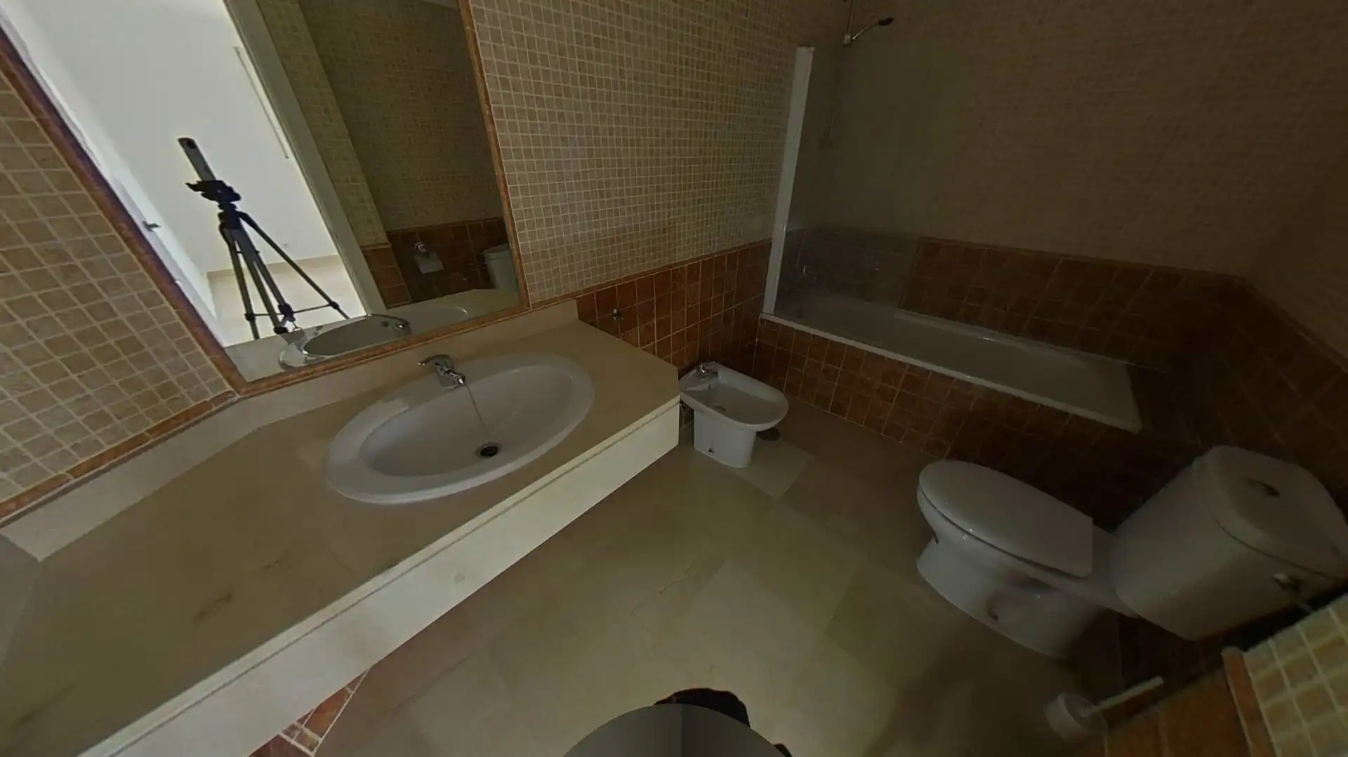 Badezimmer von Wohnungen zum Verkauf in Manilva mit Klimaanlage, Abstellraum und Schwimmbad