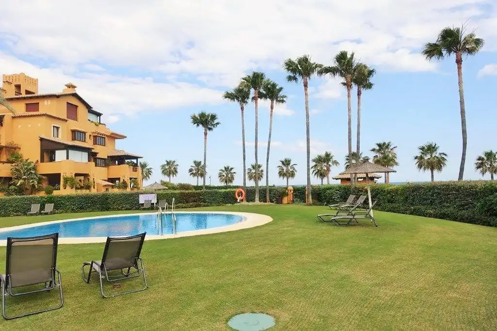 Jardín de Planta baja de alquiler en Estepona con Aire acondicionado, Terraza y Piscina