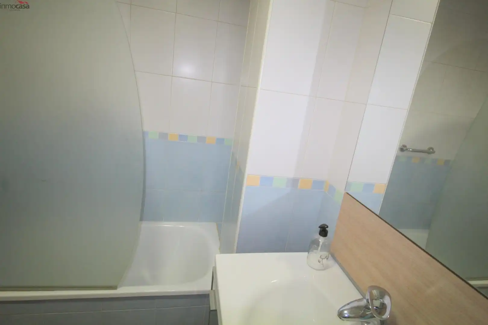 Baño de Piso de alquiler en Armilla con Aire acondicionado, Jardín privado y Amueblado