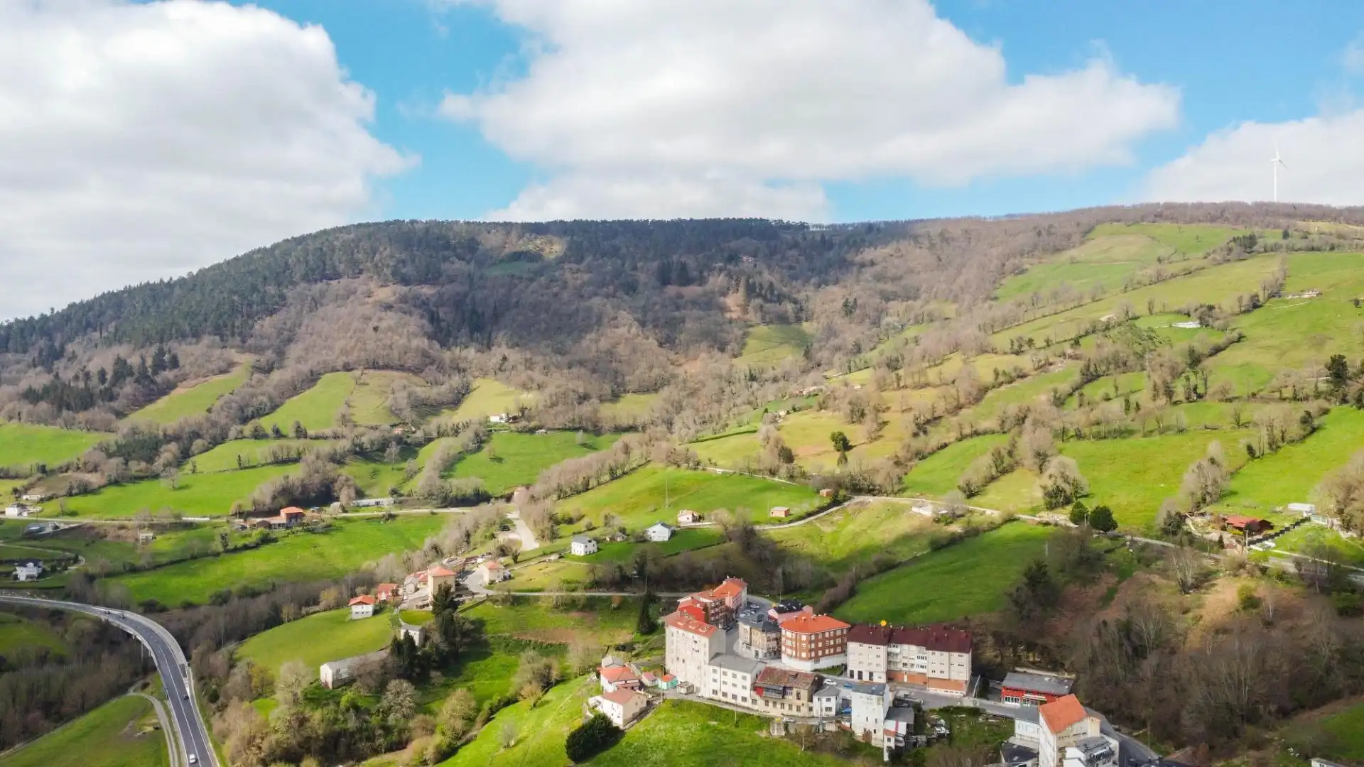 Casa adosada en venta en CIMADEVILLA, 28, Tineo
