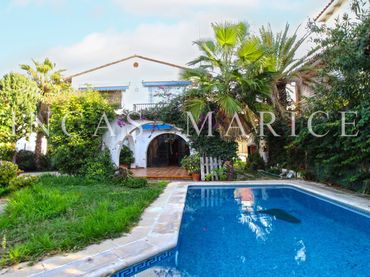 Casa amb piscina en venda a Can Girona - Terramar - Vinyet