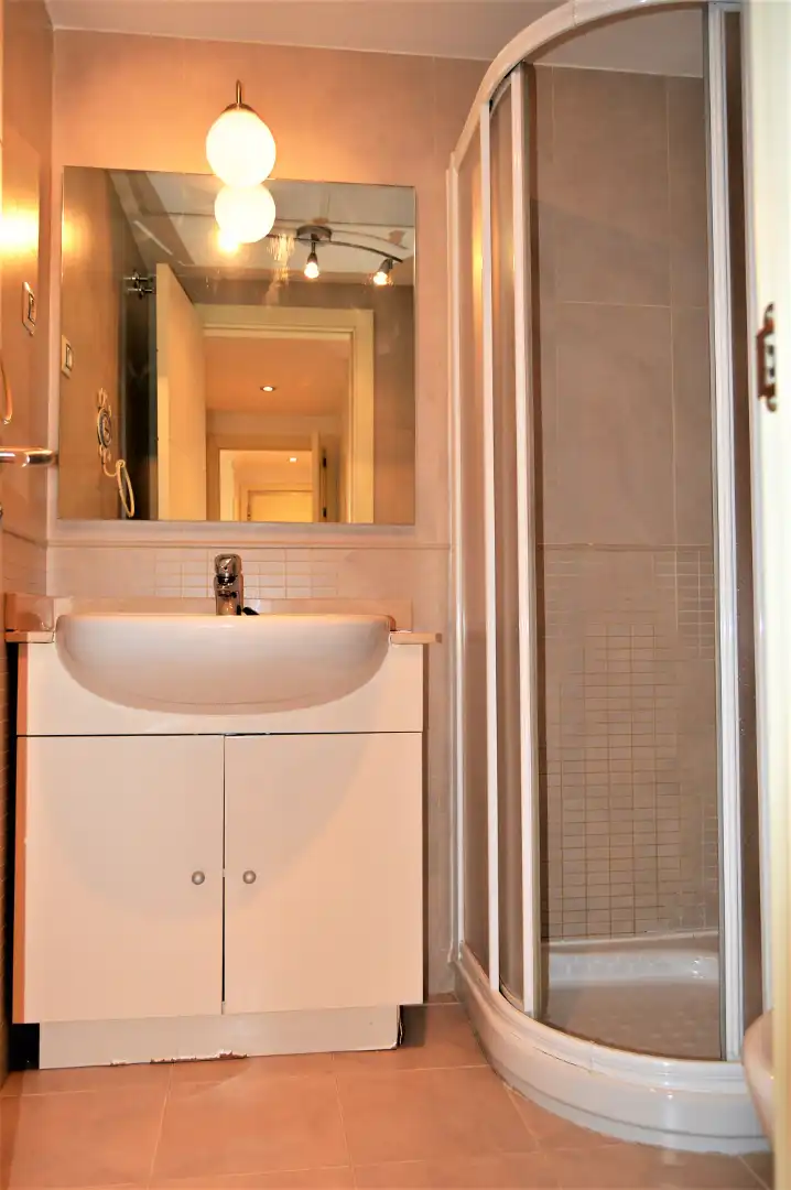 Badezimmer von Wohnung zur Miete in Madrid mit Klimaanlage, Heizung und Parkett