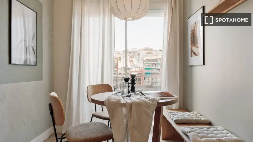 Comedor de Apartamento para compartir en Barcelona con Aire acondicionado, Terraza y Amueblado