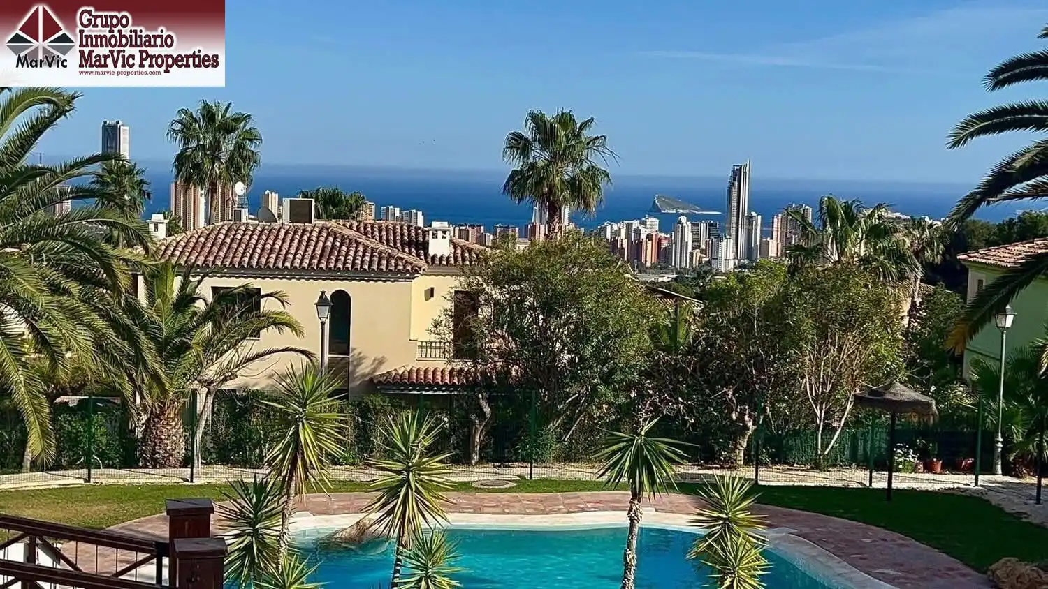 Adossat amb terrassa en venda a Golf Bahía