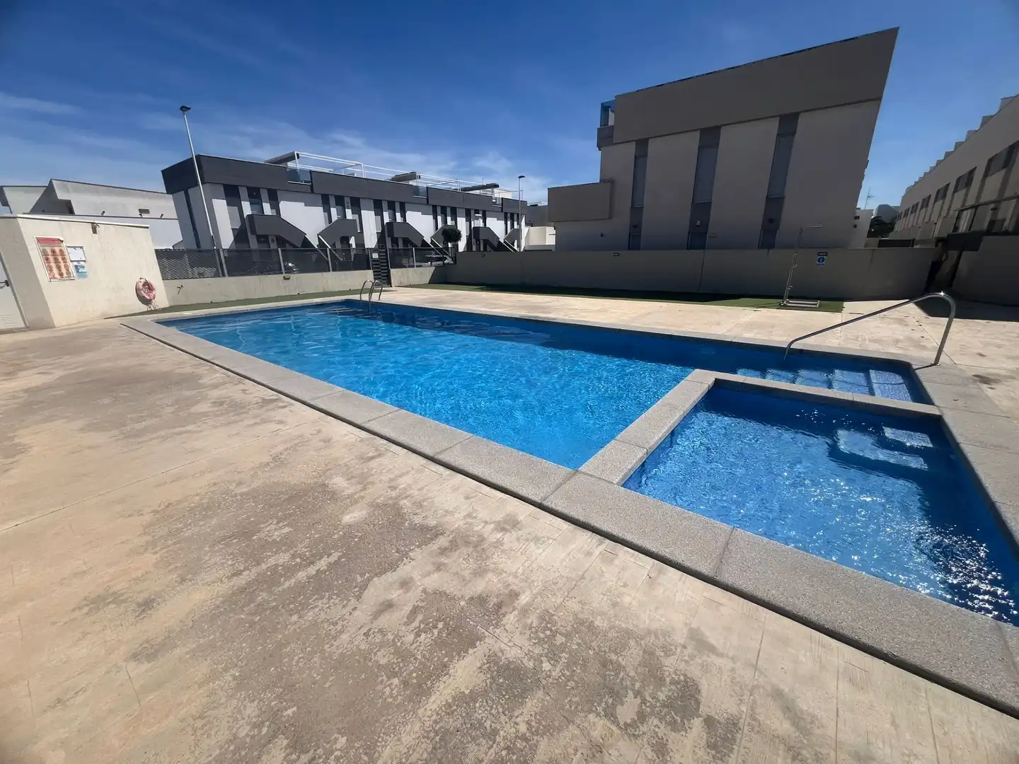 Schwimmbecken von Einfamilien-Reihenhaus zum Verkauf in San Pedro del Pinatar mit Klimaanlage, Privatgarten und Terrasse