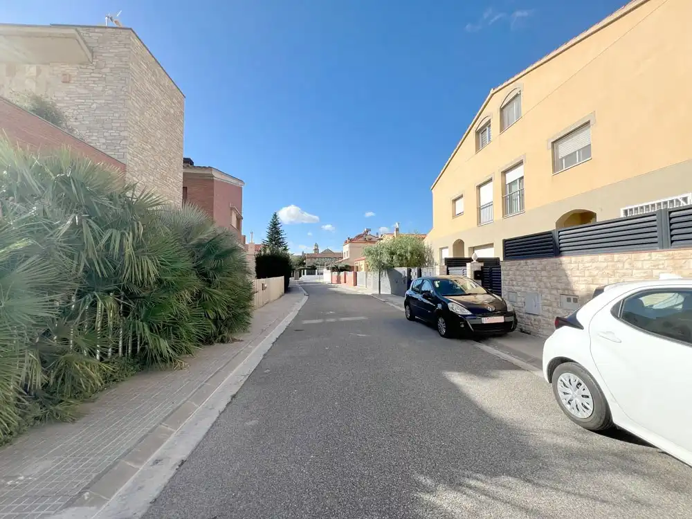 Vista exterior de Casa adosada en venda en Valls amb Calefacció i Terrassa