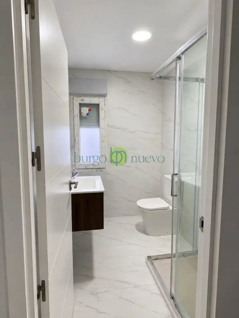 Baño de Piso de alquiler en León Capital  con Calefacción, Terraza y Amueblado