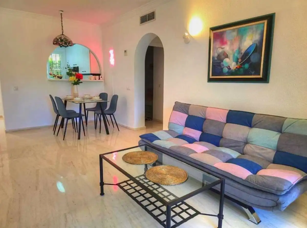Sala d'estar de Apartament en venda en Estepona amb Aire condicionat, Jardí privat i Terrassa