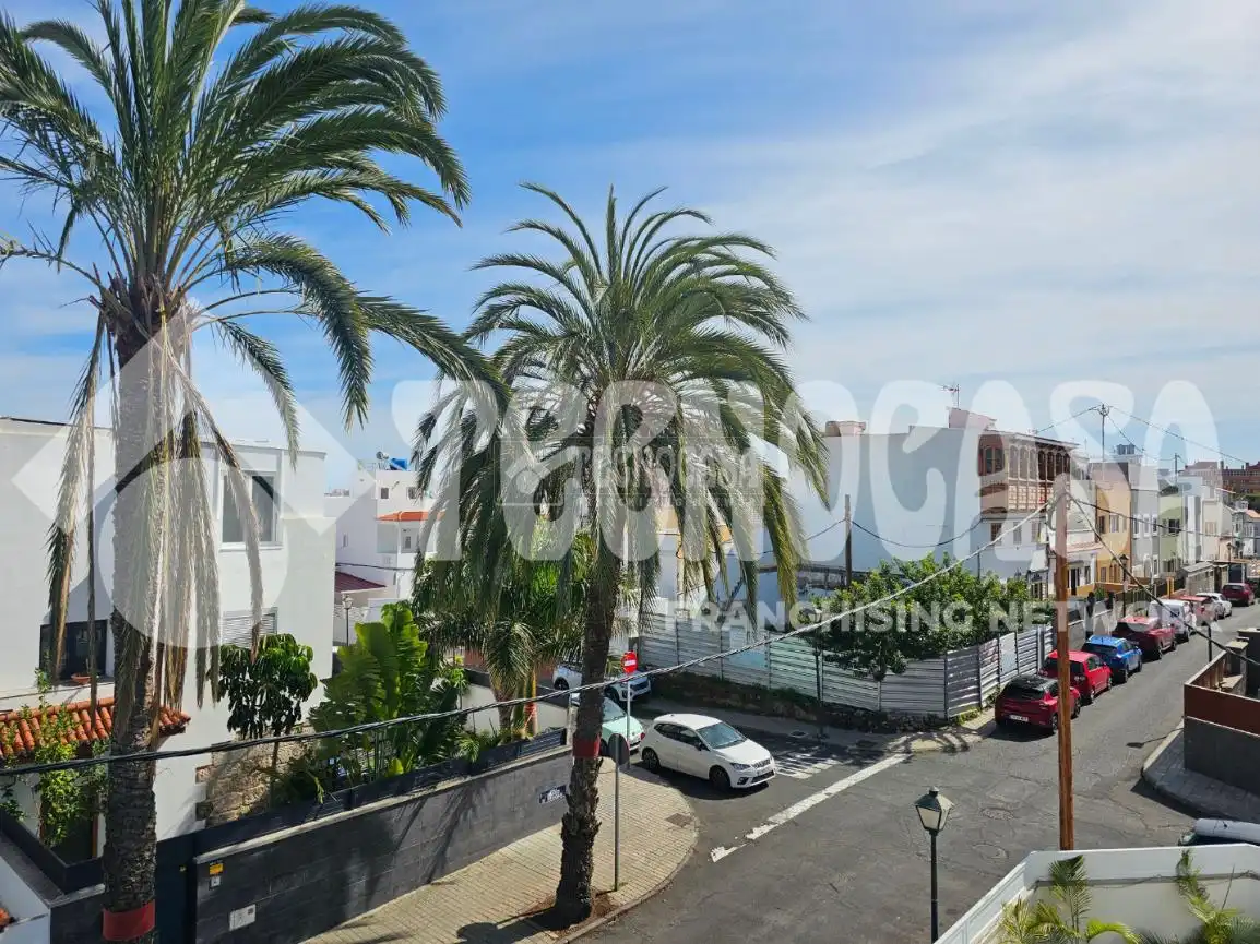 Vista exterior de Casa adosada en venda en Las Palmas de Gran Canaria amb Terrassa