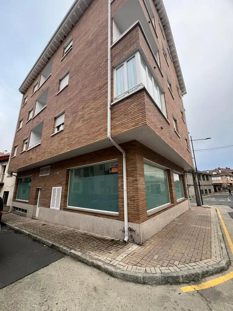 Vista exterior de Local en venta en Las Navas del Marqués  con Calefacción