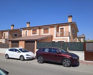 Exterior view of House or chalet for sale in Fuensaldaña  with Balcony