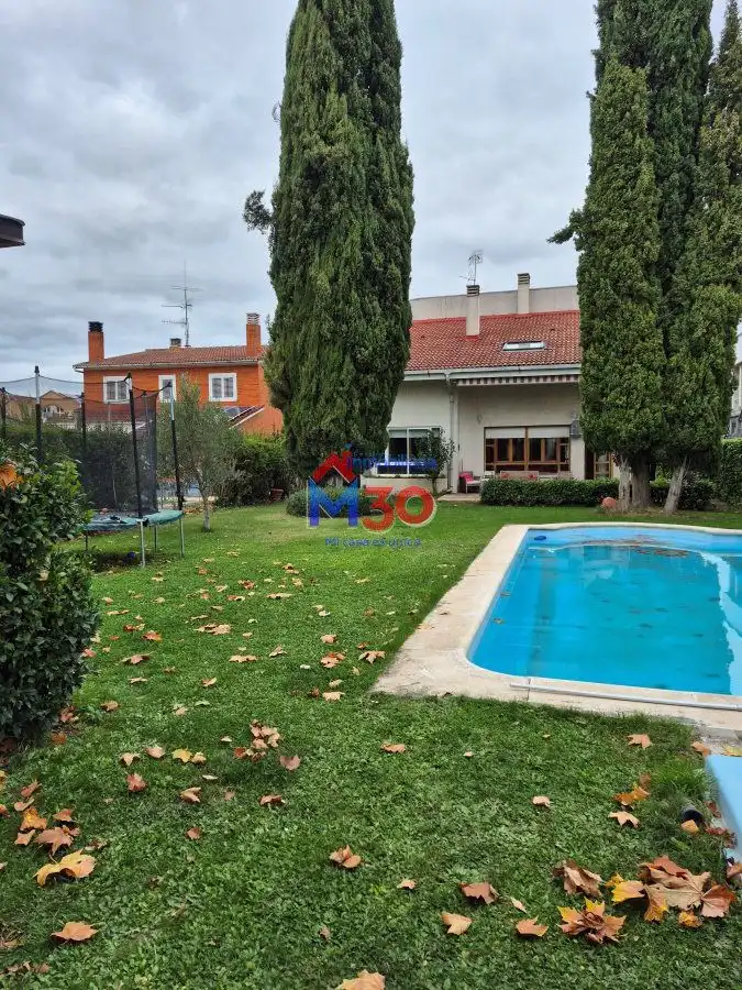 Jardí de Casa o xalet en venda en Miranda de Ebro amb Calefacció i Piscina