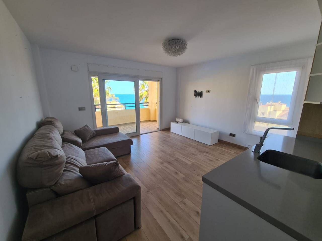 Sala d'estar de Apartament de lloguer en Benalmádena amb Aire condicionat, Terrassa i Piscina comunitària