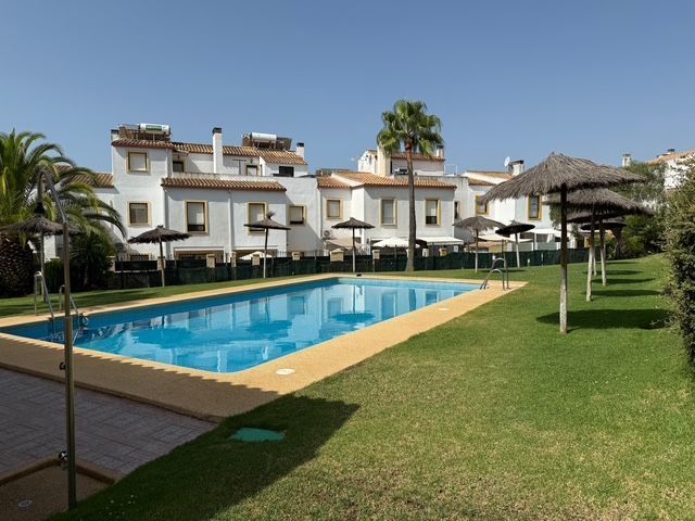 Piscina de Casa adosada de lloguer en Aljaraque amb Aire condicionat, Moblat i Piscina comunitària