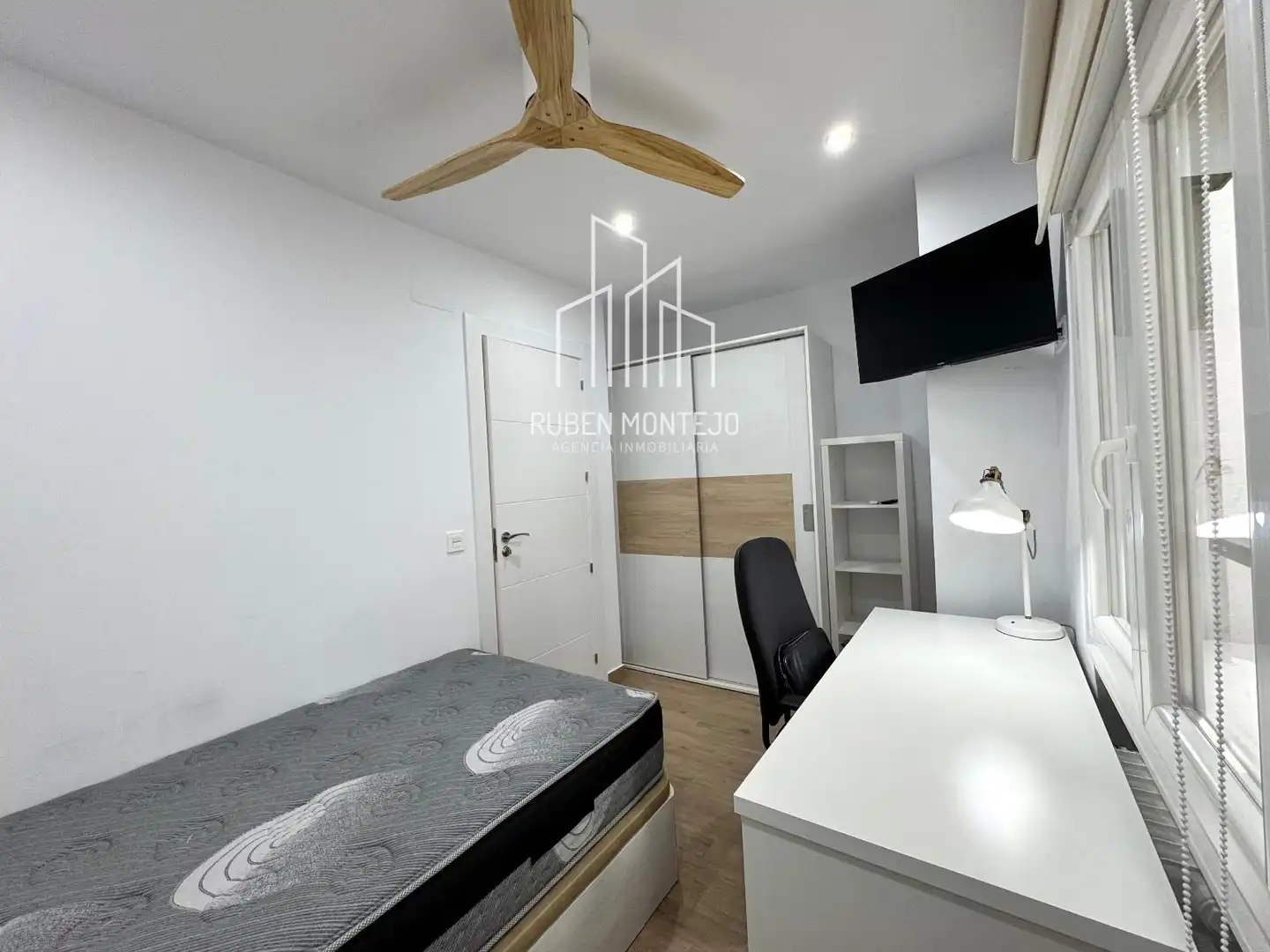 Room in Avenida de Portugal 141 3ºF, 141, Carmelitas