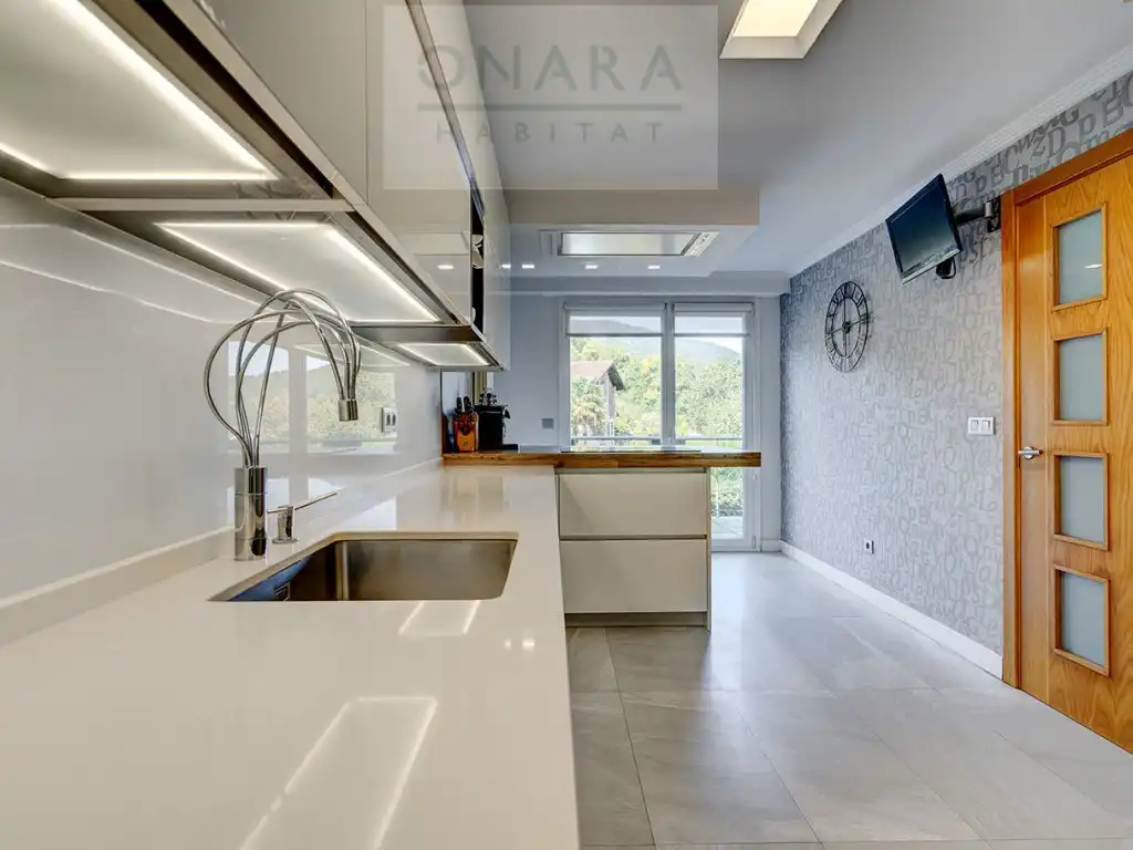 Cocina de Casa adosada en venta en Hondarribia con Jardín privado y Piscina comunitaria