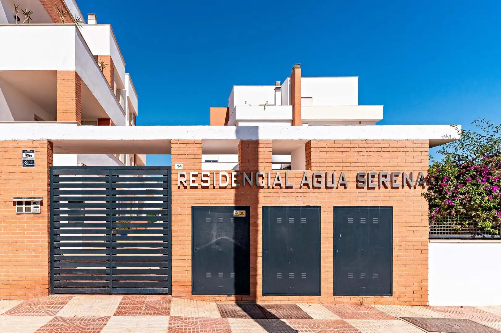 Vista exterior de Planta baja en venta en Roquetas de Mar con Aire acondicionado, Calefacción y Jardín privado