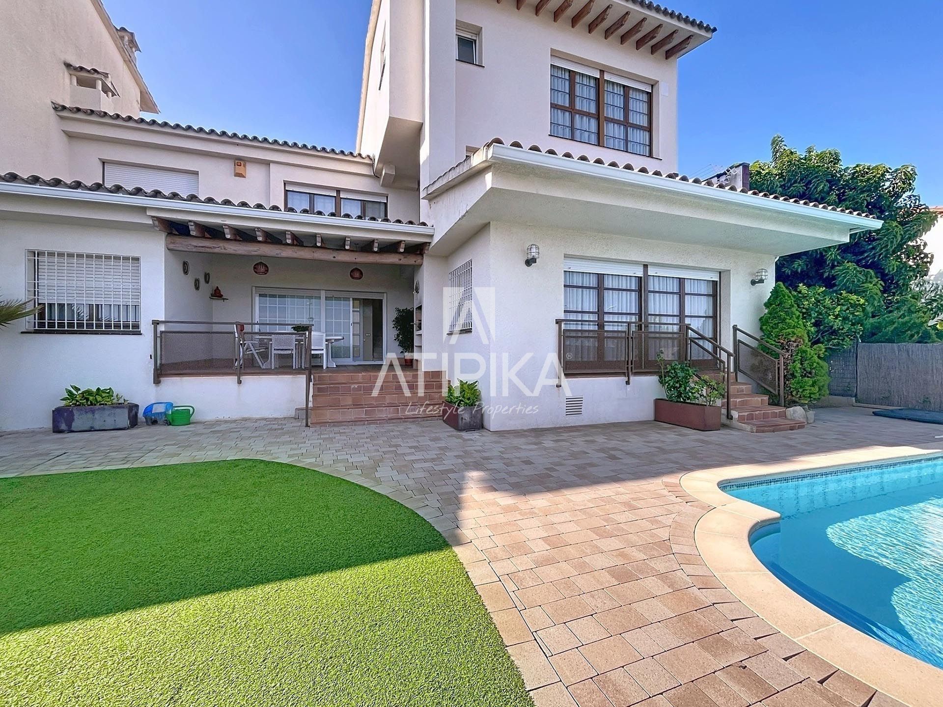 Exterior view of House or chalet for sale in Sant Andreu de Llavaneres  with Heating, Terrace and Swimming Pool