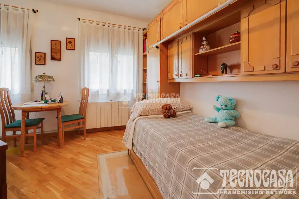 Habitación de Casa adosada en venta en Santa Coloma de Gramenet con Aire acondicionado, Calefacción y Parquet