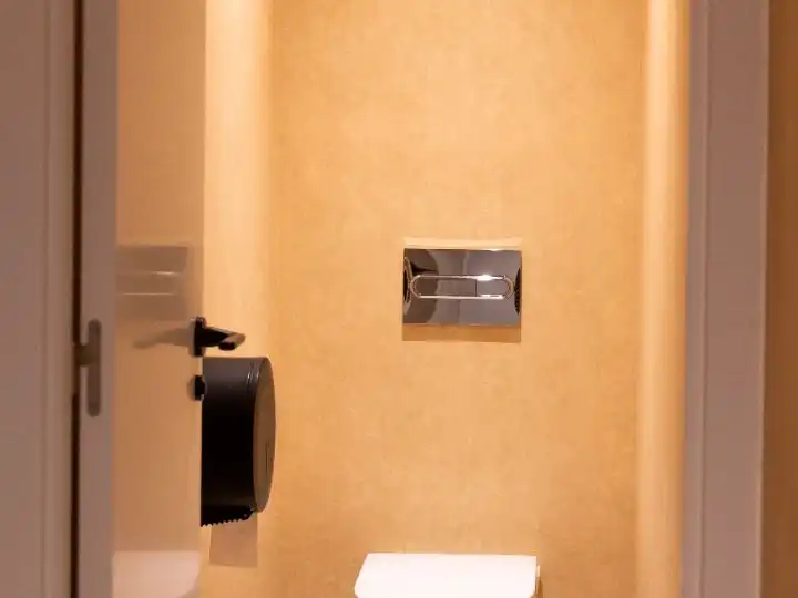 Bathroom of Office for rent in Madrid  with Air Conditioner, Heating and Furnished