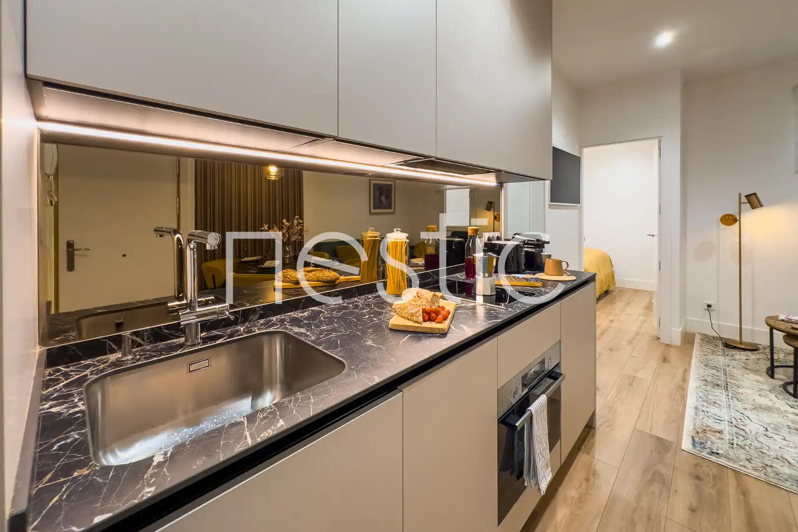 Cuina de Apartament de lloguer en Madrid amb Aire condicionat, Calefacció i Moblat