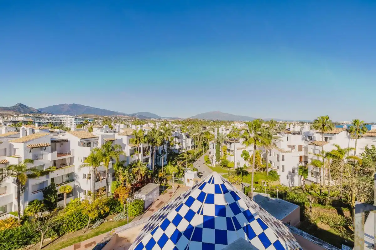 Vista exterior de Dúplex en venda en Estepona amb Aire condicionat, Calefacció i Jardí privat