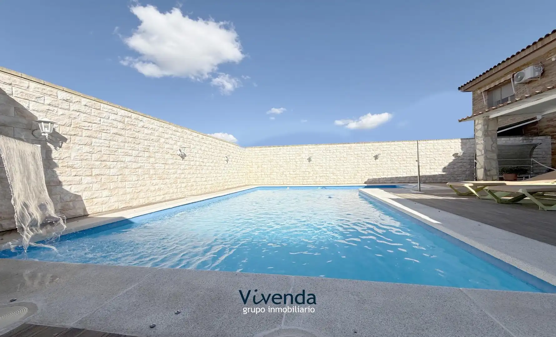 Schwimmbecken von Einfamilien-Reihenhaus zum Verkauf in Cedillo del Condado mit Heizung, Terrasse und Abstellraum