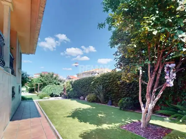 Vista exterior de Casa adosada en venta en Vigo  con Calefacción, Jardín privado y Terraza