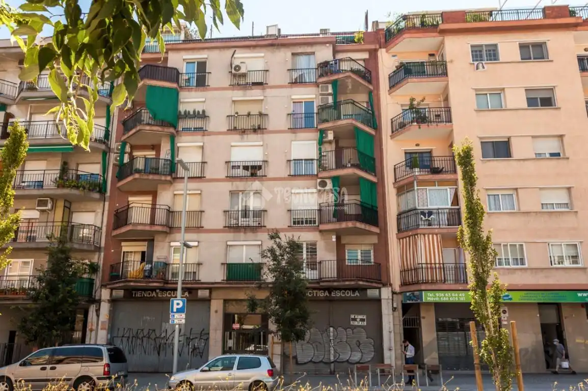 Vista exterior de Pis en venda en Santa Coloma de Gramenet amb Aire condicionat, Calefacció i Balcó
