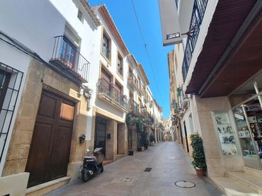 Terraced house with balcony for sale in Calle Mayor
