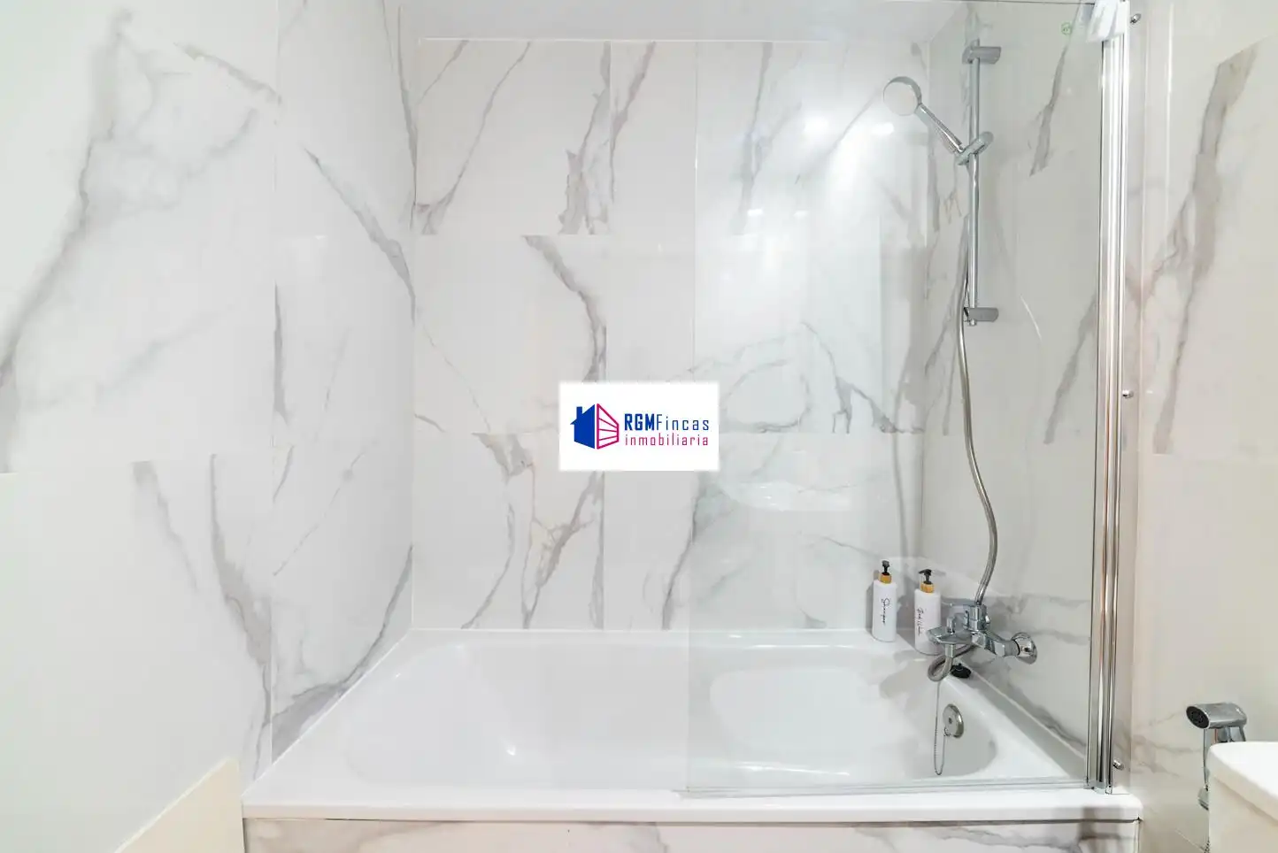 Baño de Piso en venta en Sevilla con Aire acondicionado, Calefacción y Jardín privado