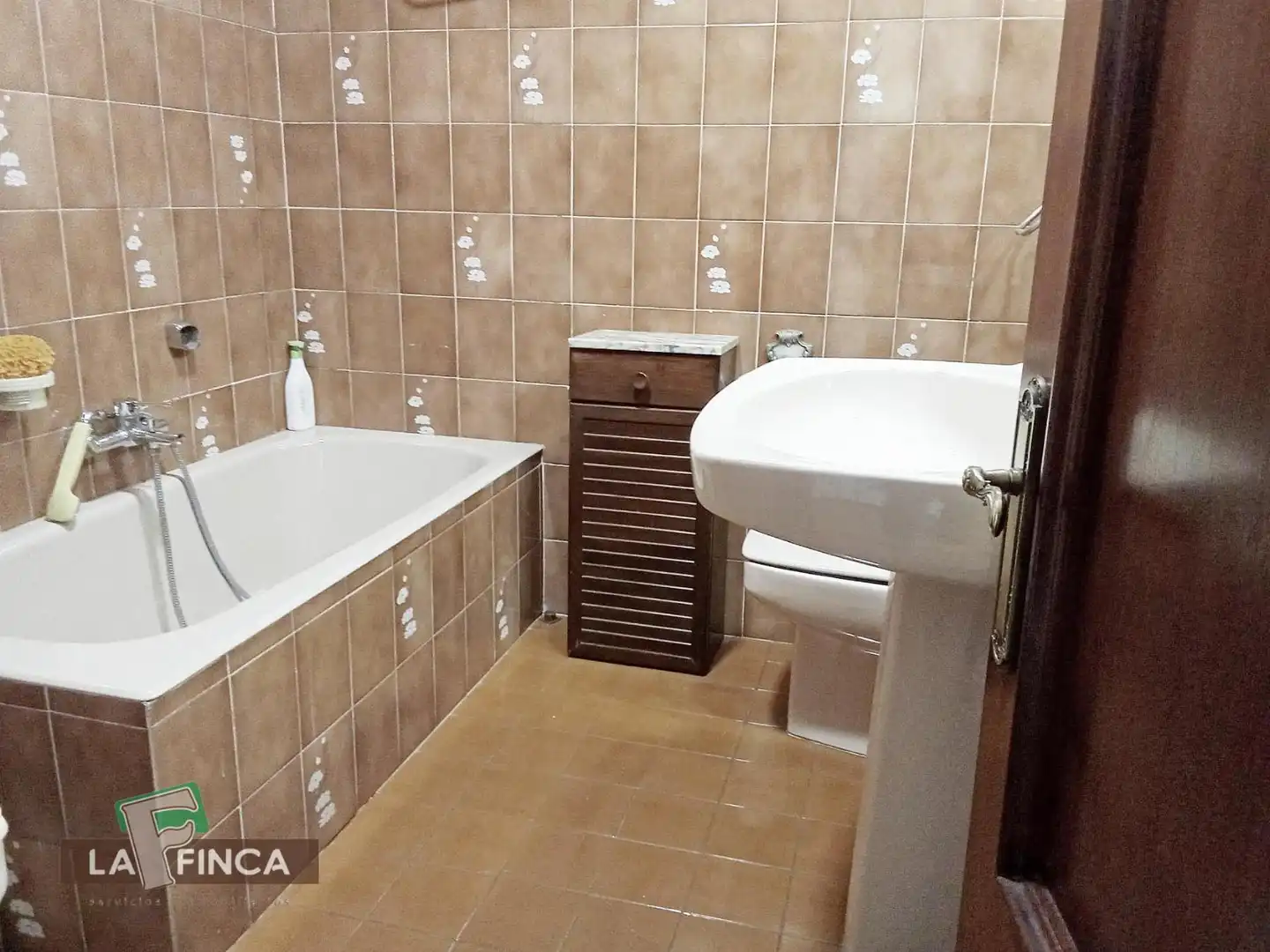 Bany de Oficina de lloguer en Oviedo  amb Calefacció i Terrassa
