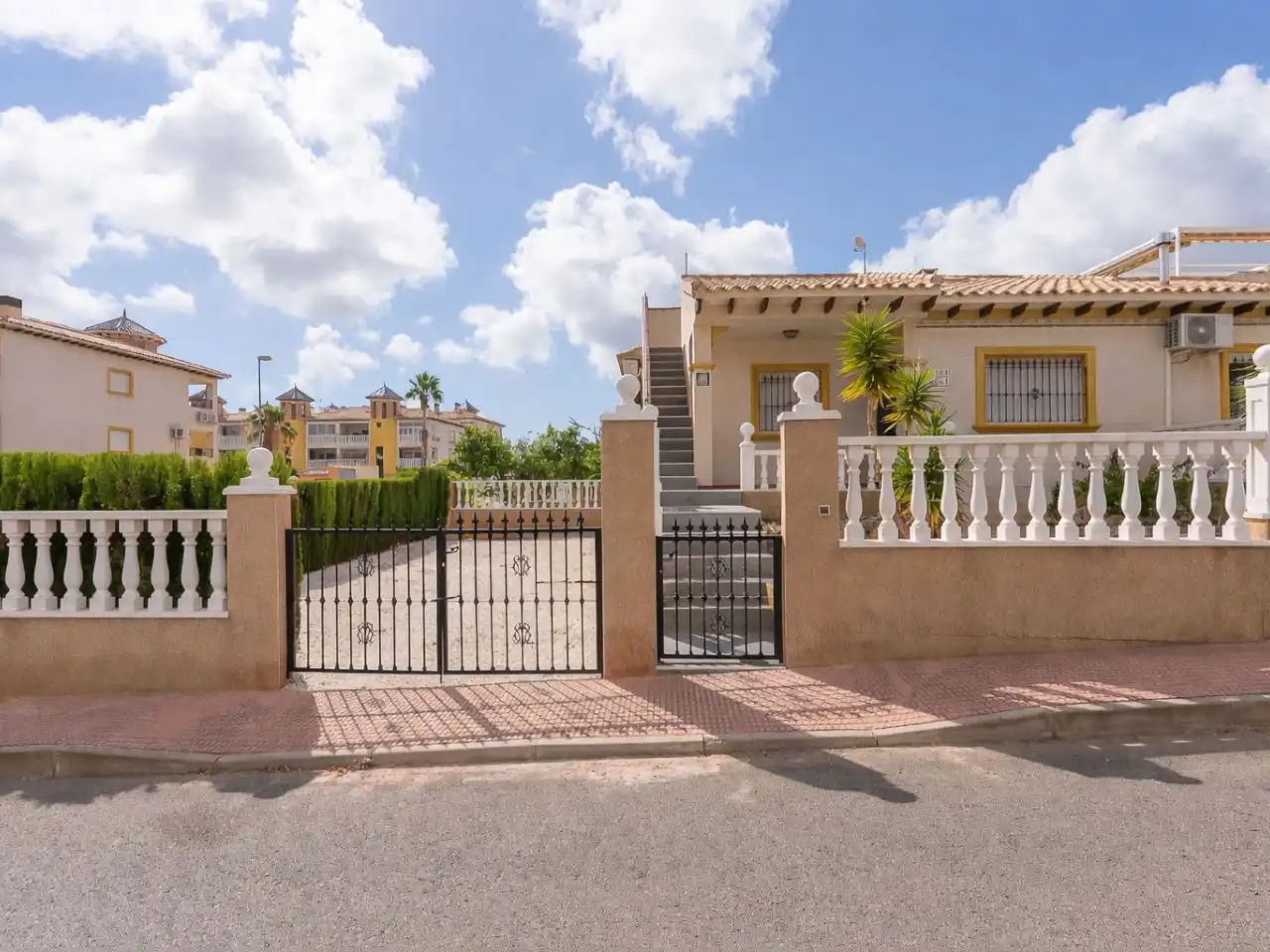 Villa mit Pool zur Miete in Columbtretes 111