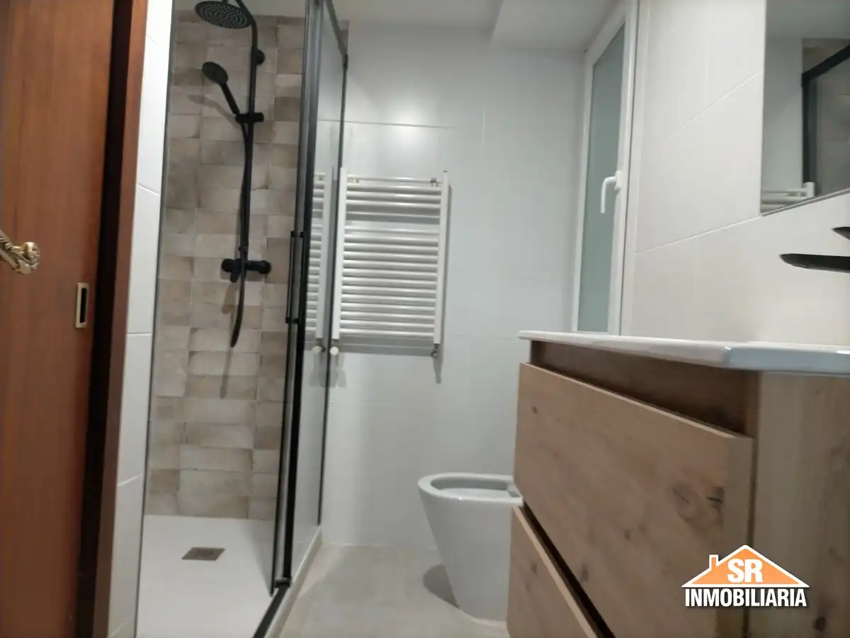 Baño de Piso de alquiler en A Coruña Capital  con Calefacción, Amueblado y Horno