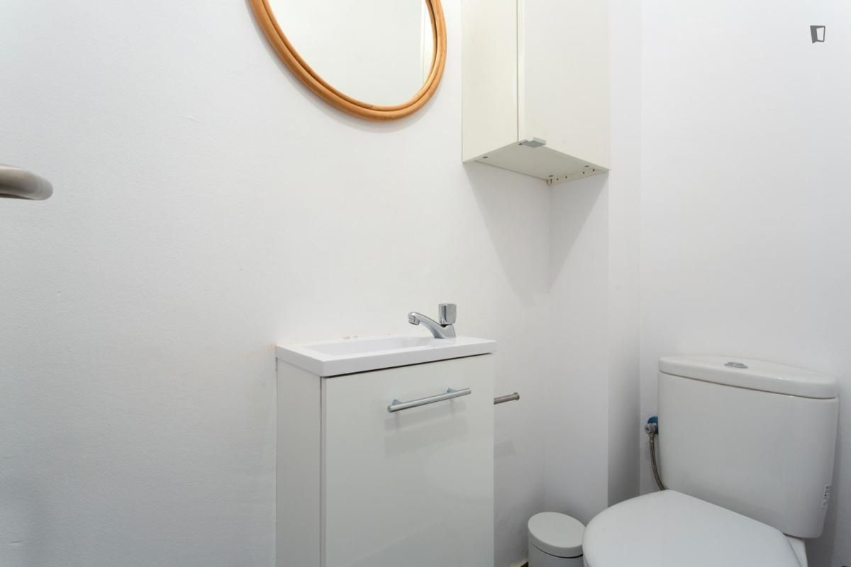 Bany de Apartament de lloguer en  Barcelona Capital amb Aire condicionat, Moblat i Forn