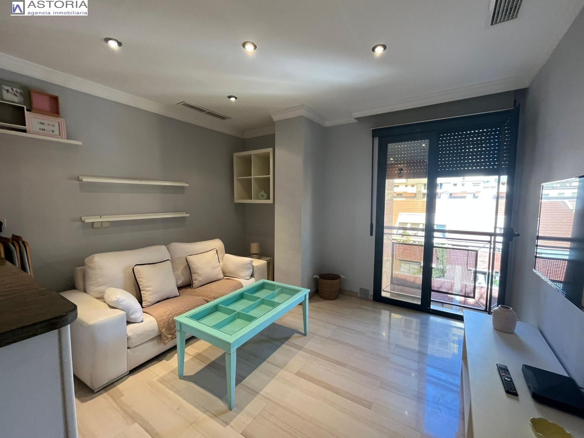 Sala d'estar de Apartament de lloguer en  Granada Capital amb Aire condicionat, Calefacció i Moblat