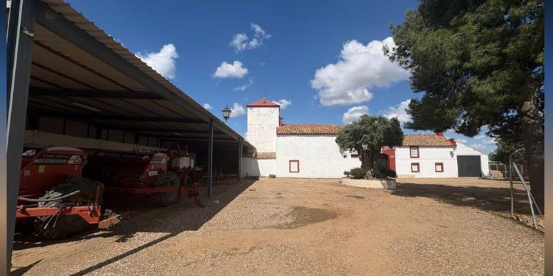 Exterior view of House or chalet for sale in Fuente Palmera  with Private garden and Furnished