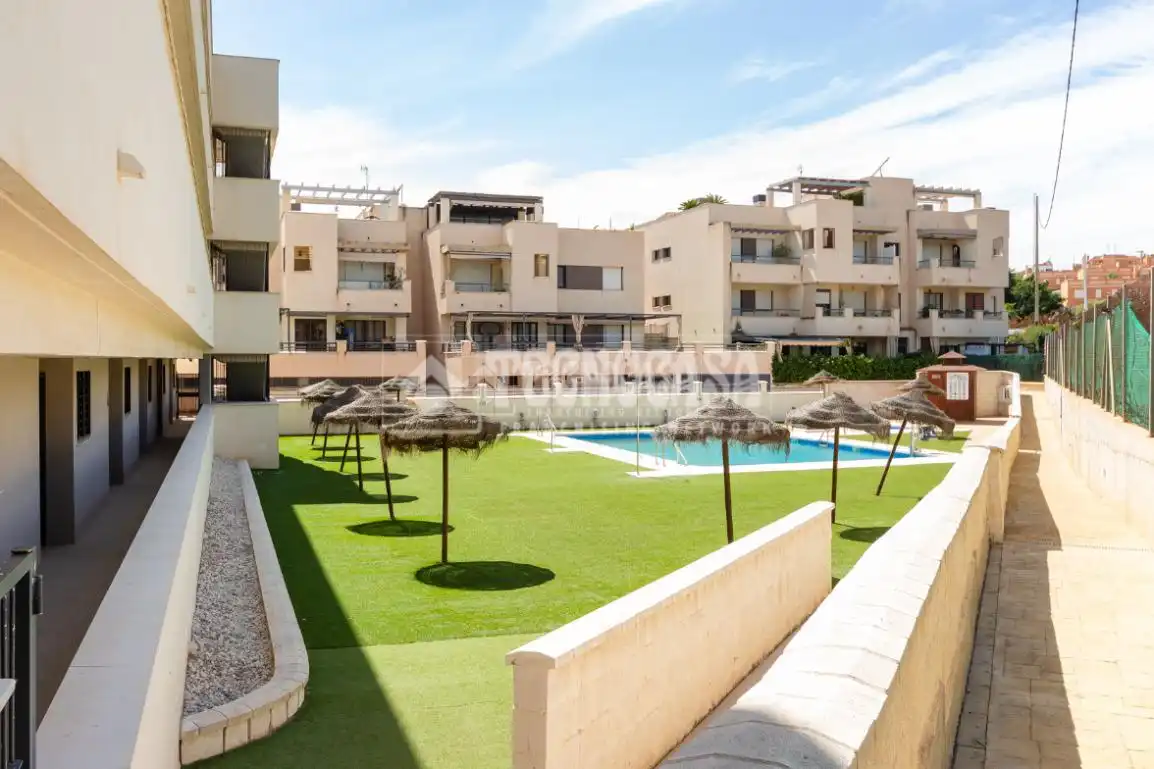 Vista exterior de Pis en venda en Vélez-Málaga amb Aire condicionat, Terrassa i Piscina comunitària