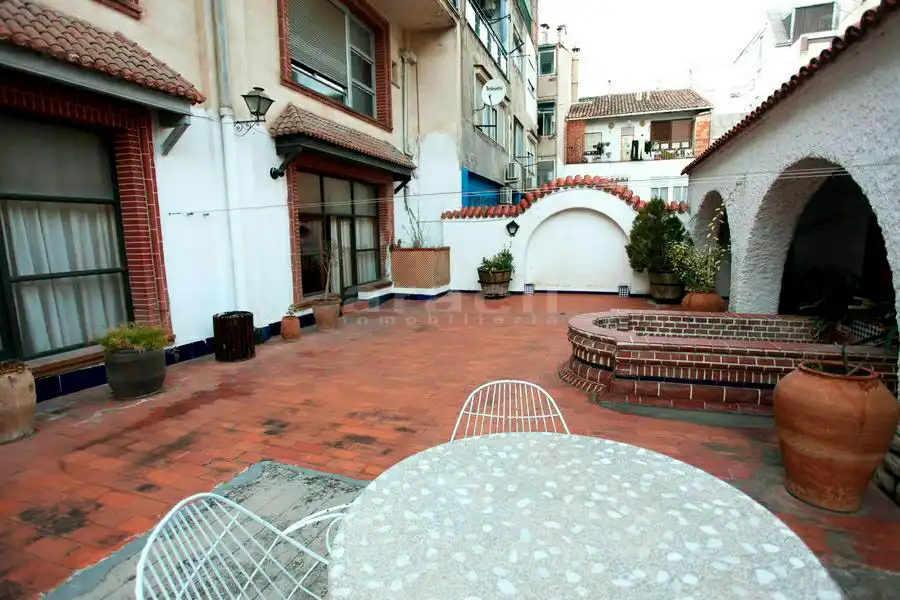 House with terrace for sale in Eixample
