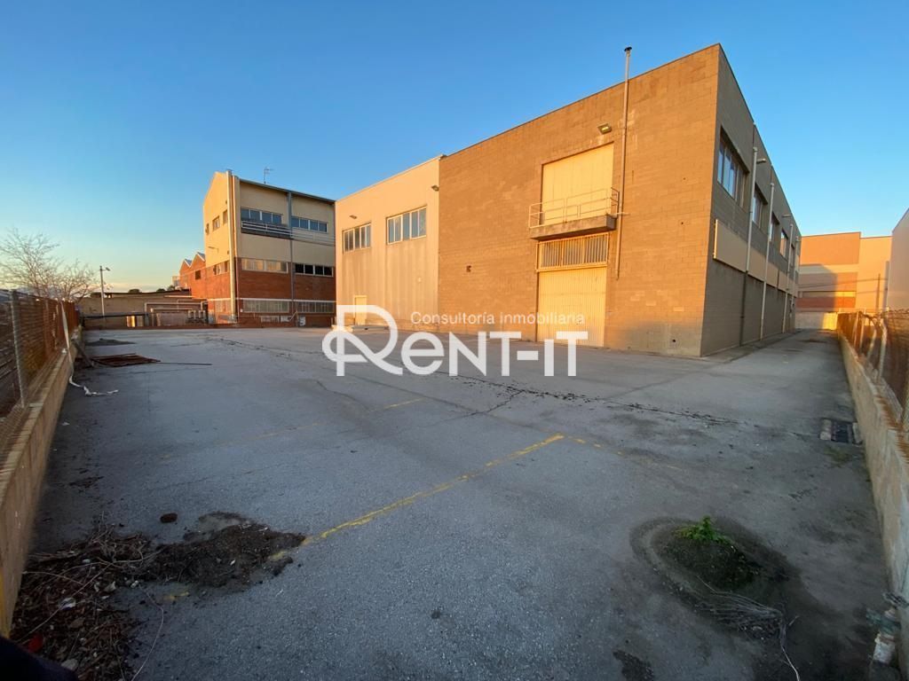 Vista exterior de Nau industrial en venda en Sant Joan Despí