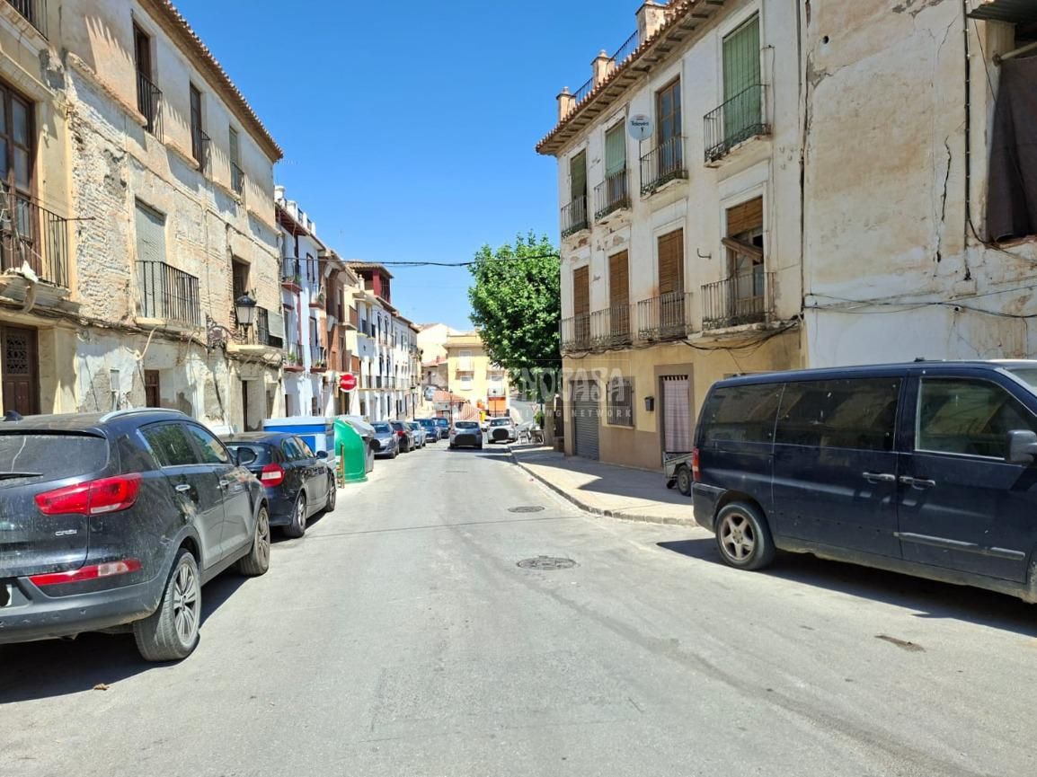Vista exterior de Casa adosada en venda en Guadix amb Balcó