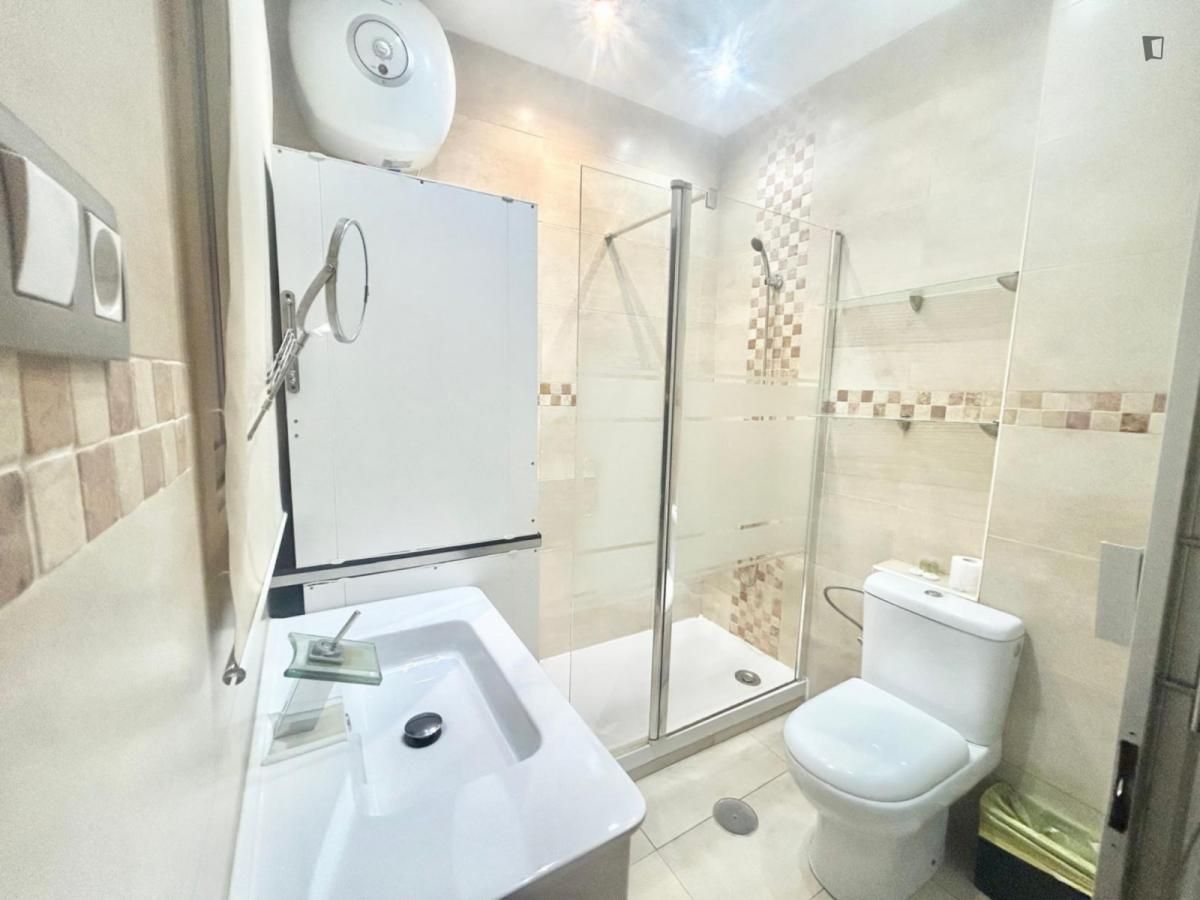 Bathroom of Apartment to rent in  Madrid Capital  with Air Conditioner, Furnished and Washing machine